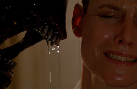 Fotografía conocida de un Xenomorfo pegado cerca de la cara de la teniente Ripley en la tercera película de Alien.