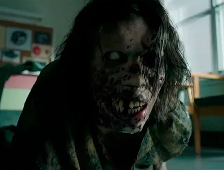 Pennywise tomando el aspecto de un Patrick Hockstetter zombieficado para manipular a Henry Bower