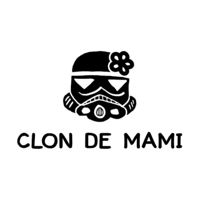 Clon de mami. Niña. Fondo claro.