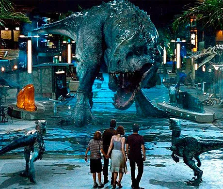Indominus Rex enfrentándose a dos velociraptors y a nuestros protagonistas