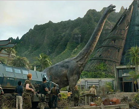El equipo de Claire y Owen observando a un Brachiosaurus