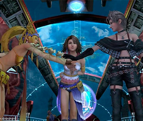Rikku, Yuna y Paine uniendo sus manos en Final Fantasy X-2