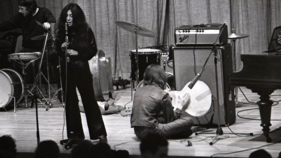 John Lennon y Yoko Ono a punto de hacer su primer concierto juntos
