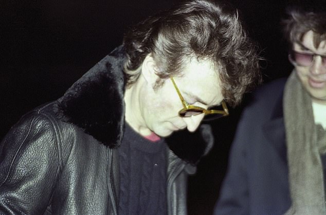 La última foto de John Lennon junto a su asesino antes de ser asesinado