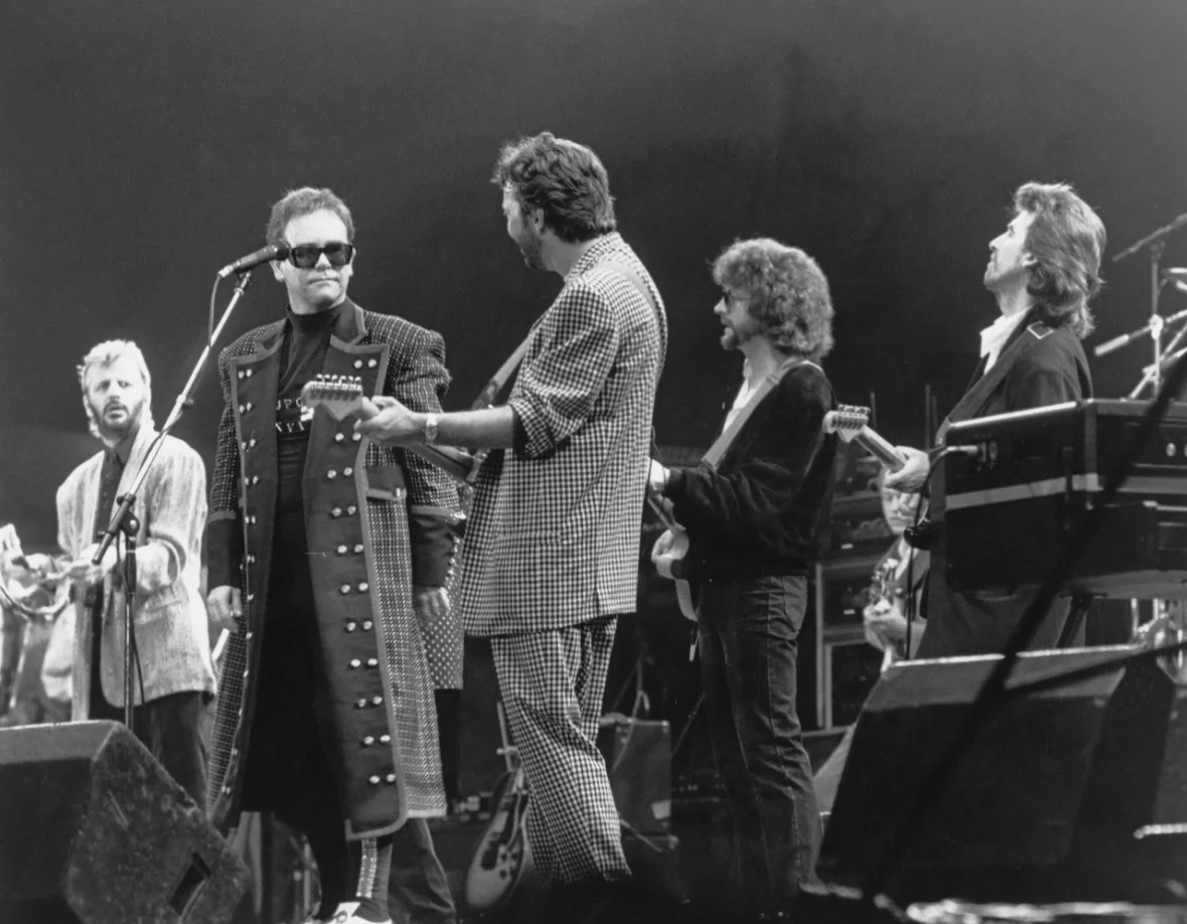 Elton John Junto a Paul McCartney y varios artistas