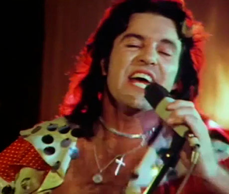 Fotografía del primer cantante de ACDC Dave Evans cantando en un concierto.