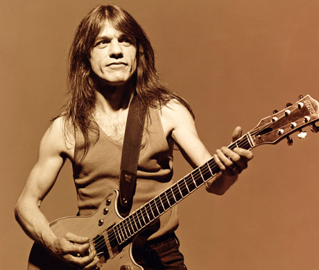 Fotografía de Malcolm Young guitarrista de ACDC tocando la guitarra.