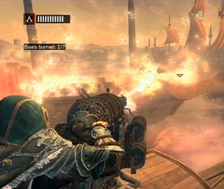 Imagen de Ezio usando un "Lanzallamas" contra unos navíos enemigos en el juego Assassin's Creed: Revelations.