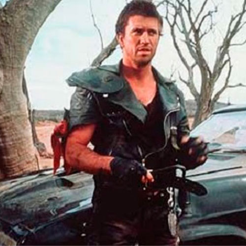 Fotografía de mel gibson interpretando a max en la segunda película de mad max: road warrior.