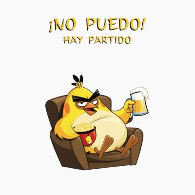 Angry bird amarillo, con cerveza y palomitas viendo futbol en la tele