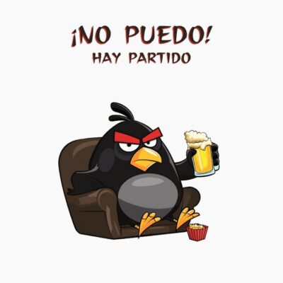 Black de angry birds, con una cerveza y palomitas en el sofá viendo el partido