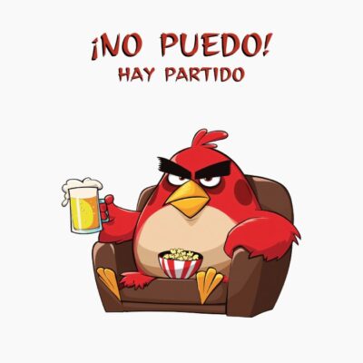 Red Rojo de Angry Birds en el sofá con cerveza y palomitas viendo el futbol